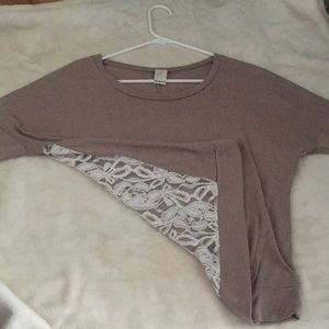 Short sleeve shirt with flower lacing on the back.